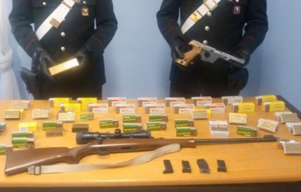 MATHI - Pistola, carabine e caricatori nella casa di un 46enne: arrestato dai carabinieri