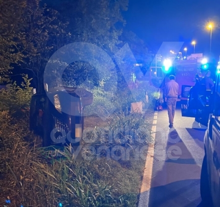 INCIDENTE AD ALPIGNANO - Auto ribaltata fuori strada: ferita la conducente - FOTO