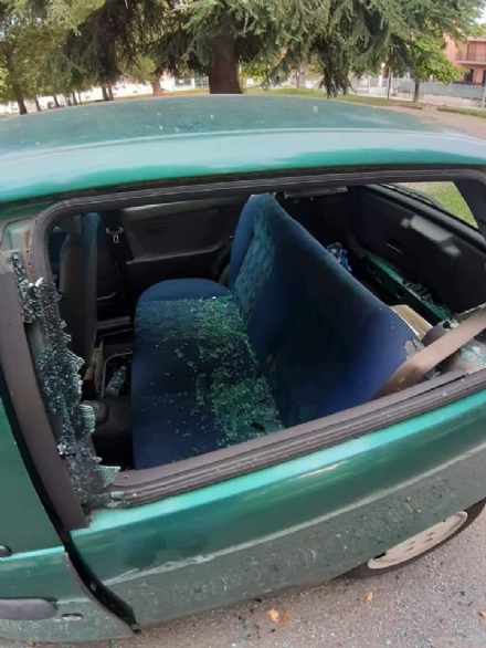 COLLEGNO - Vandali in azione: mandati in frantumi i vetri di un'auto parcheggiata