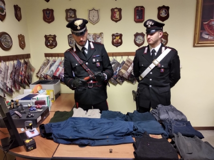 COLLEGNO - Ladro maldestro tenta il furto in una casa ma sveglia i proprietari: arrestato - FOTO