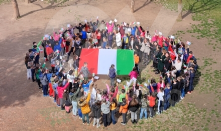 VENARIA - I piccoli studenti della Rigola celebrano la Giornata dell'Unità nazionale con un flash mob