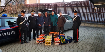 CASELLE - Frutta e verdura sequestrati: i carabinieri donano tutto alla Caritas - FOTO