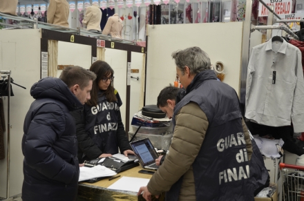 PIANEZZA - Attrezzi da palestra non a norma sequestrati dalla Finanza: multa da 40mila euro