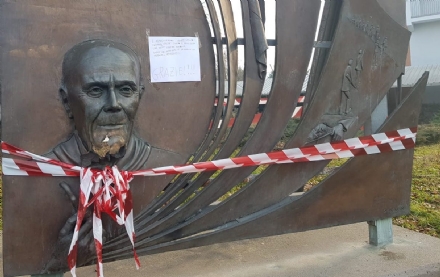 COLLEGNO - Idioti in azione: vandalizzato con i petardi il monumento a Sandro Pertini