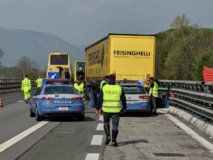 TRAGEDIA IN AUTOSTRADA - Autotrasportatore colto da infarto: morto nonostante i soccorsi