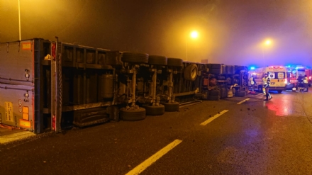 RIVOLI - Il tir si ribalta in tangenziale. Due i feriti: uno è grave al Cto - FOTO