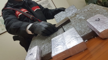 TORINO-RIVOLI - Sette chili di hashish sotto un sedile dell'autobus "36"