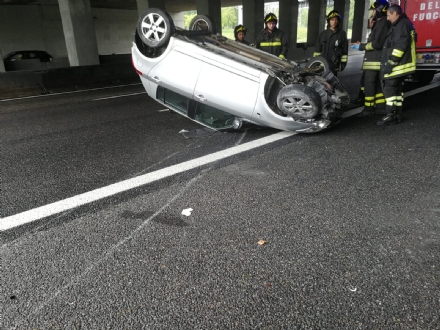 CAOS IN TANGENZIALE - Raffica di incidenti: due auto ribaltate e tre feriti