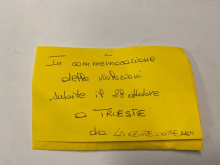 GRUGLIASCO - In municipio arrivano fiori per i «No Vax»: il sindaco li porta al cimitero - FOTO