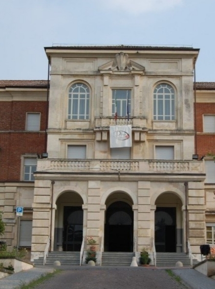 RIVOLI - Crolla nella notte un pannello del controsoffitto al liceo Darwin