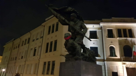 VENARIA - «No alla censura»: CasaPound imbavaglia il monumento dei Caduti delle due guerre