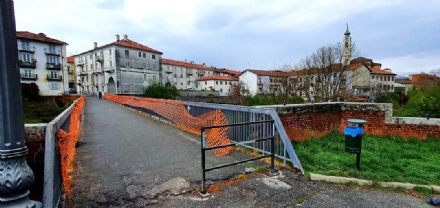 VENARIA - Nuovo parapetto metallico alla Passerella Mazzini. Telecamere alla Passerella Filzi