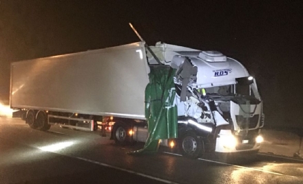 RIVOLI - Scontro tra due tir in tangenziale: un autotrasportatore finisce in ospedale
