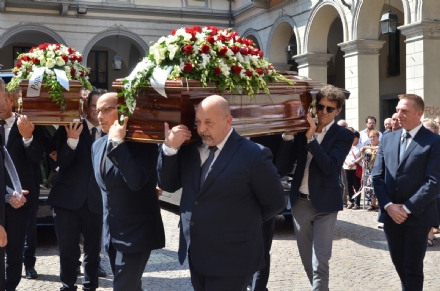 VENARIA - In mille per l'ultimo saluto ad Andrea e alla sua famiglia, vittime di Genova