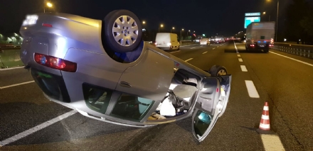 SAVONERA-COLLEGNO - Auto si ribalta: donna rimane bloccata a causa dell'airbag