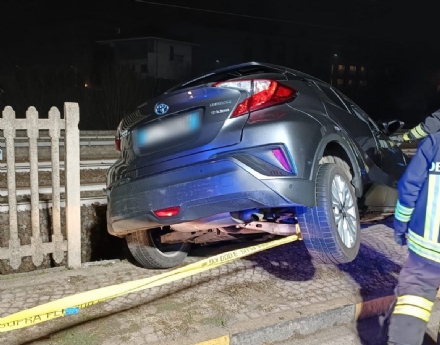 INCIDENTE A GRUGLIASCO - Perde il controllo dell'auto e abbatte le barriere ferroviarie - FOTO