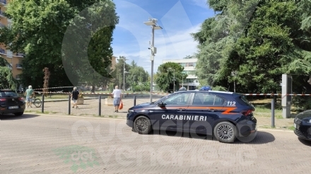 COLLEGNO - Dramma in piazza della Repubblica: spara ad una donna e poi si uccide - FOTO