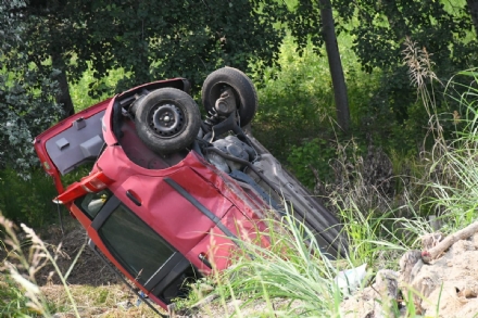 VENARIA - Prova a sorpassare il camion ma finisce fuori strada: 40enne in ospedale