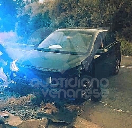 INCIDENTE AD ALPIGNANO - Auto esce di strada e si schianta contro un palo: due feriti - FOTO