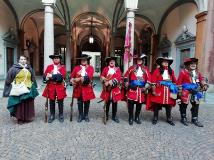 RIVOLI-TORINO - I Dragoni Rossi di Rivoli animano l'ultima visita dell'anno a Palazzo Cisterna