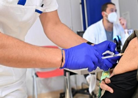 VACCINAZIONI - Dal 22 novembre via alle terze dosi anche per la fascia 40-59 anni