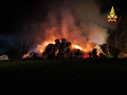RIVOLI - Due incendi in due ore tra via Bonino e via Villarbasse: indagano i carabinieri