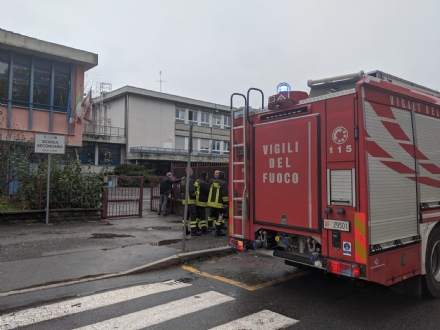 COLLEGNO - Evacuata la scuola media «Anna Frank» per una sospetta fuga di gas