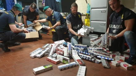 GRUGLIASCO - 500 kg di sigarette di contrabbando nascoste nei garage: 40enne denunciato