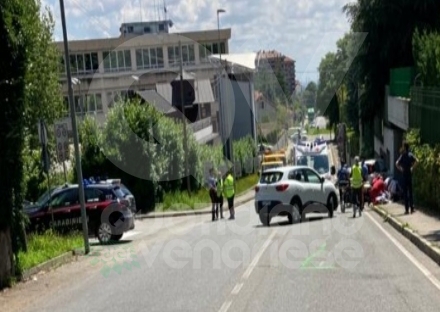TRAGEDIA A RIVOLI - Violento scontro auto-moto in corso Einaudi: morto centauro