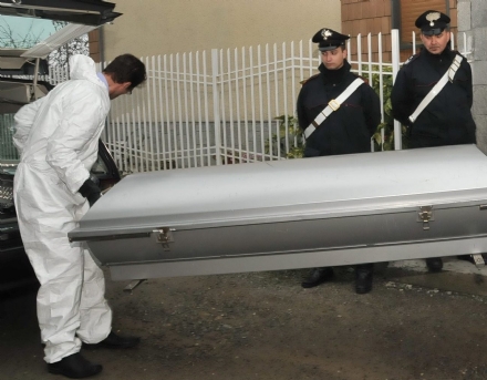 COLLEGNO - Cadavere di un uomo trovato dentro ad un'auto in via Martiri XXX Aprile 30