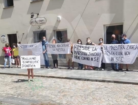 VENARIA - Protesta dei genitori della elementare De Amicis: «preside non cambiarci la maestra»