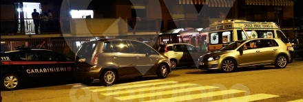 VENARIA - Follia in via Trento: apre la finestra e lancia un tavolo in strada. Un'auto colpita