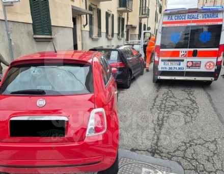 INCIDENTE A VENARIA - Scontro auto-moto: centauro e passeggera in ospedale - FOTO