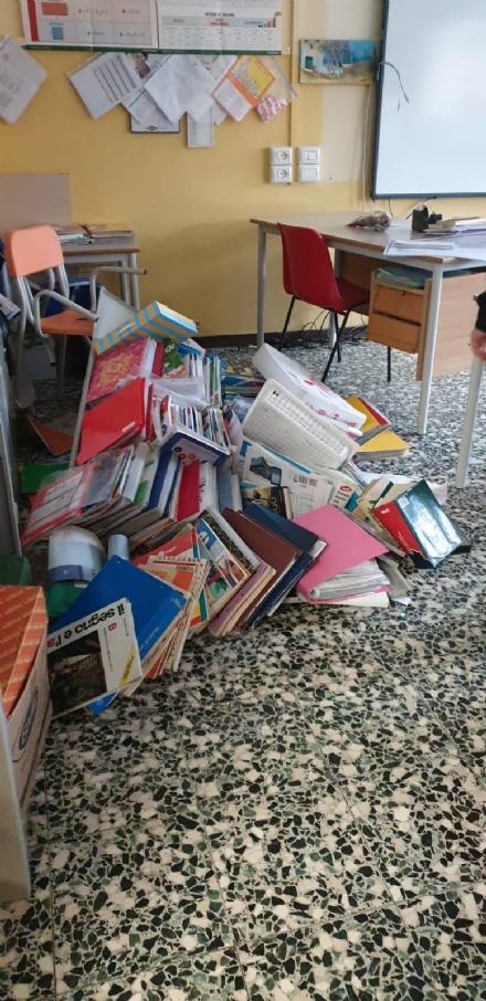 COLLEGNO - Imbecilli ancora in azione: dopo la Gramsci, vandalizzata anche la Cattaneo