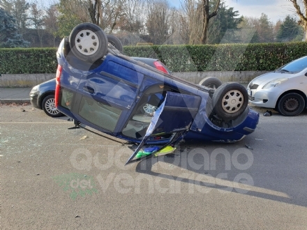 INCIDENTE A VENARIA - Scontro fra due auto: una si ribalta. Donna in ospedale - FOTO