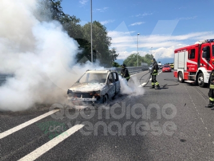 MAPPANO - A fuoco una Panda mentre sta percorrendo il Raccordo - FOTO