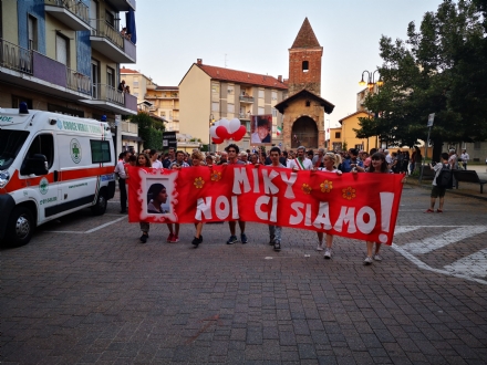 ALPIGNANO/RIVOLI - Oltre 200 alla fiaccolata per ricordare Michele Ruffino e dire "no" al bullismo