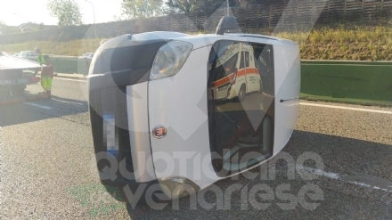 INCIDENTE IN TANGENZIALE A VENARIA - Furgone si ribalta: conducente ferito - FOTO