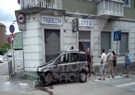 VENARIA - Dopo l'ennesimo incidente, i residenti vogliono più sicurezza tra via Canale e via Toti