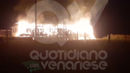 INCENDIO A COLLEGNO - A fuoco un cascinale a Savonera - FOTO