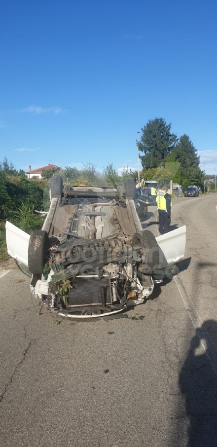 INCIDENTE A RIVOLI - Perde il controllo dell'auto, che colpisce un palo e si ribalta: donna ferita