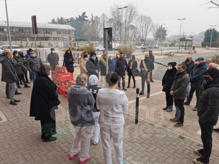 VENARIA - Panettoni e un applauso: il «grazie» del Comune al personale sanitario del Polo