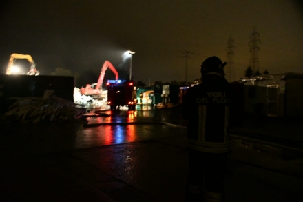 SAVONERA - Incendio alla «Green Up»: rifiuti bruciati dalle fiamme