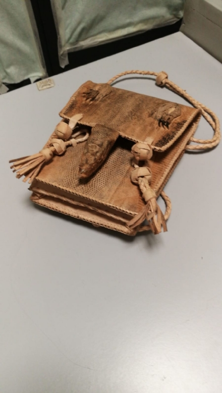 CASELLE - Nella valigia c'era una borsa di Varano: ora rischia 15mila euro di multa