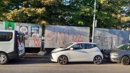 VENARIA - Idioti in azione, imbrattati i tabelloni elettorali con la scritta «Sinistra Nazista» - FOTO