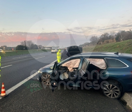 INCIDENTE IN TANGENZIALE A VENARIA - Auto finisce contro il muretto: un ferito - FOTO
