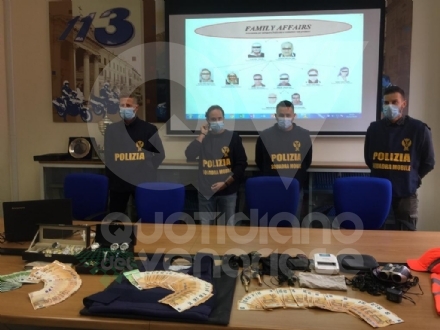 ROBASSOMERO-CASELLE - Falsi incaricati di luce e gas derubavano gli anziani: in 10 in manette