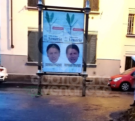 VENARIA - Anche nella Reale arrivano i manifesti con il volto del premier Giuseppe Conte