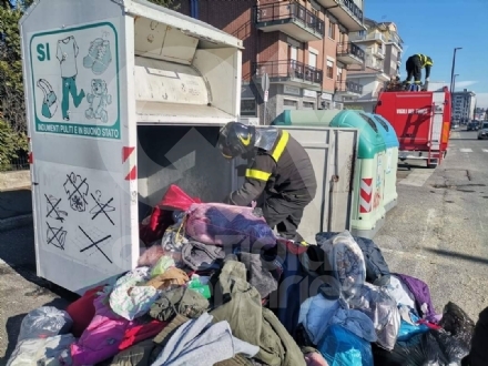 ALPIGNANO - Gattino rimane incastrato nel raccoglitore dei vestiti usati: salvato dai pompieri