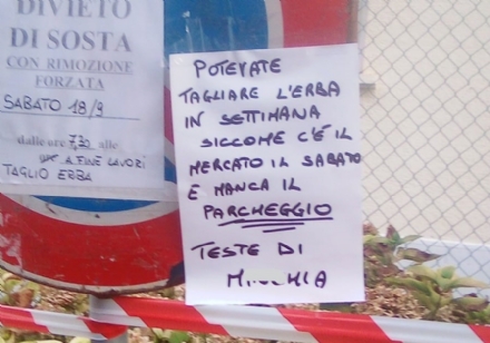ALPIGNANO - Cartello contro il Comune in via Marietti: «Potevate tagliare l'erba in settimana. Teste di...»